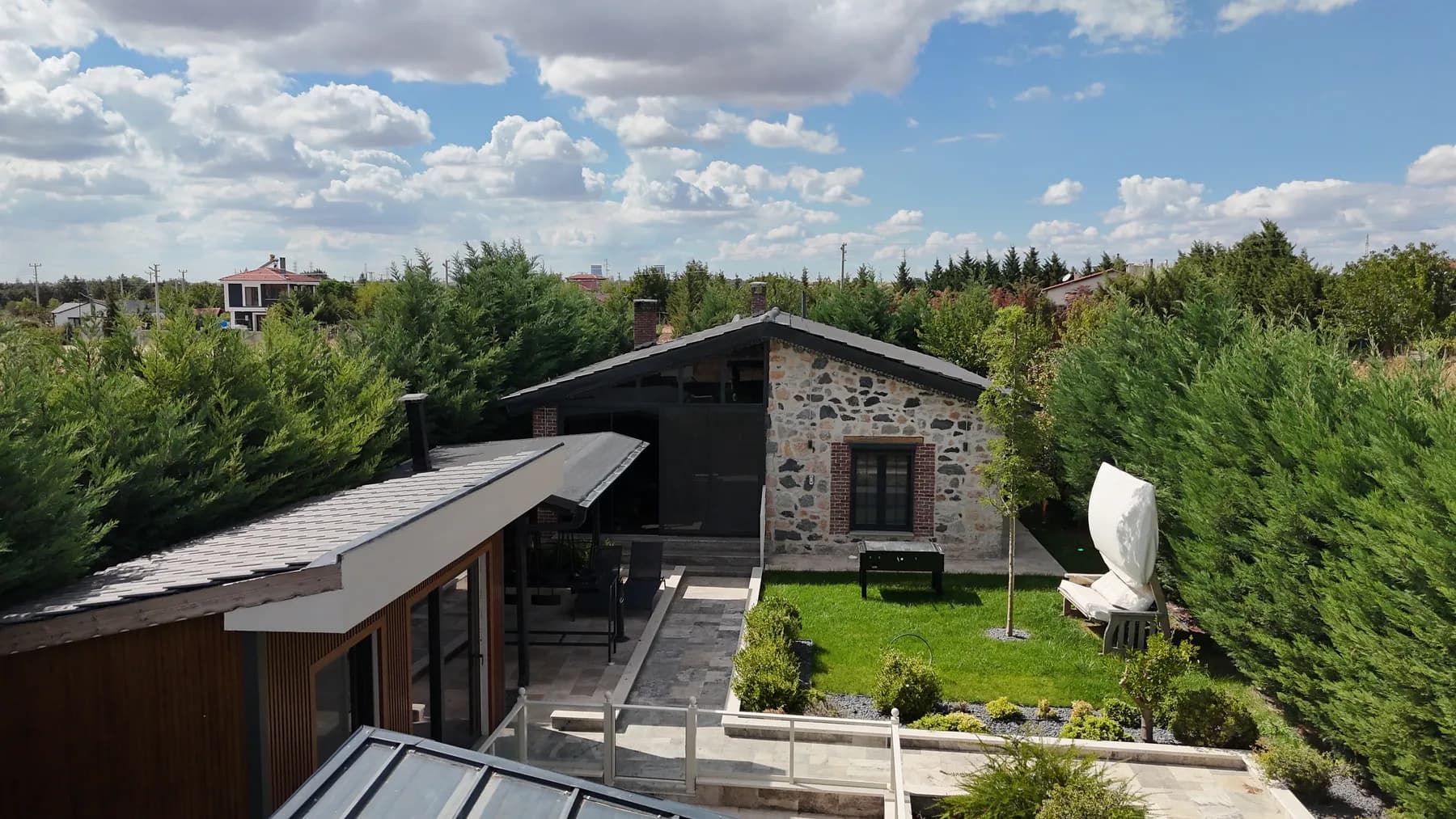 Eskitaşlı Villa – taş ev ve bahçe, drone çekimi