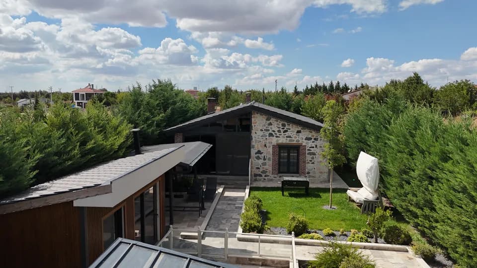 Eskitaşlı Villa – taş ev ve bahçe, drone çekimi